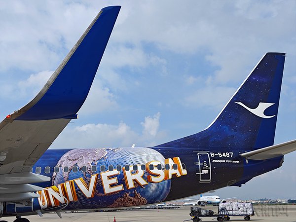 厦航侏罗纪世界主题彩绘飞机首航|北京环球度假区_新浪财经_新浪网