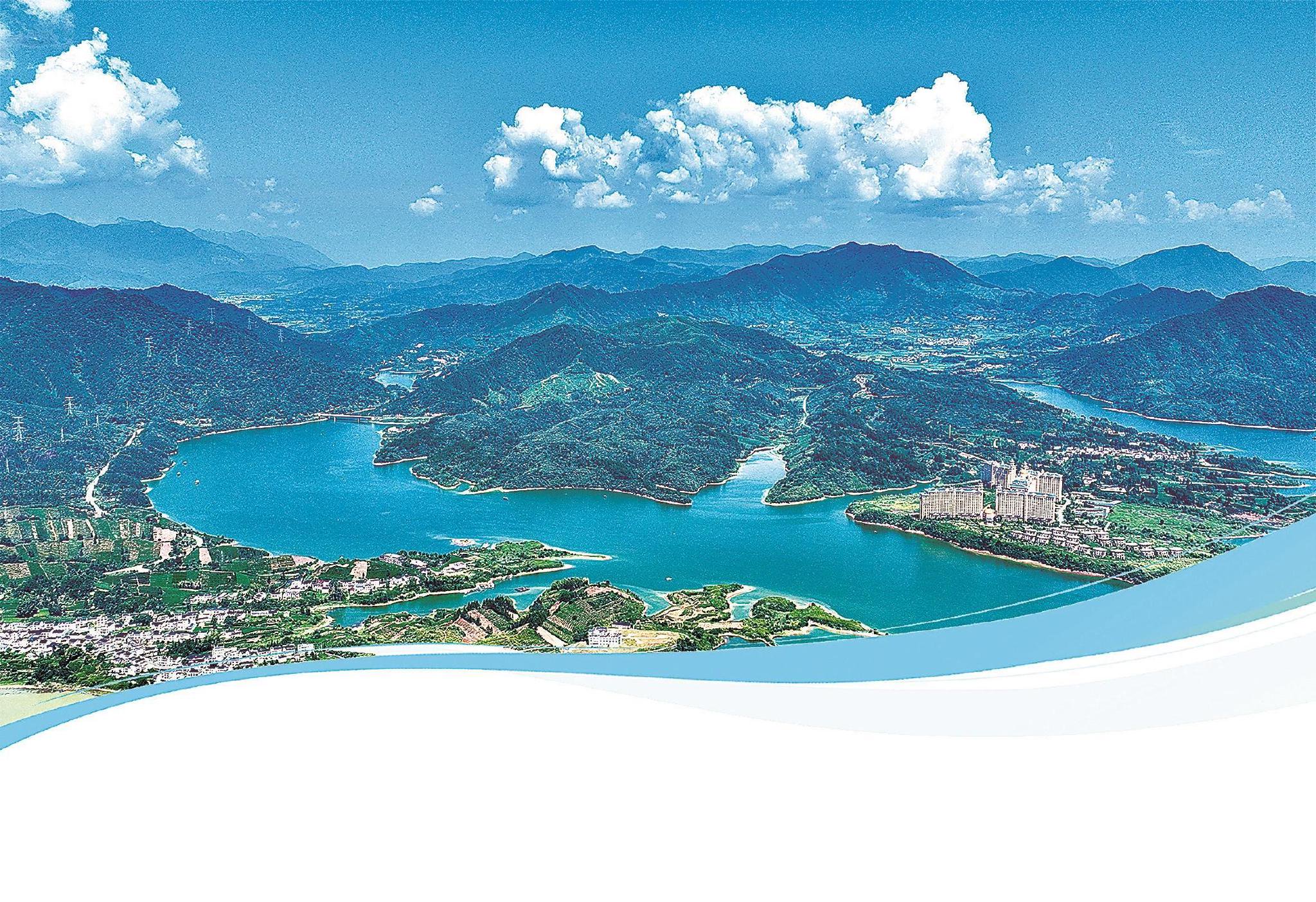 9月10日,黄山市黄山区太平湖,在蓝天白云的映衬下,美若仙境.