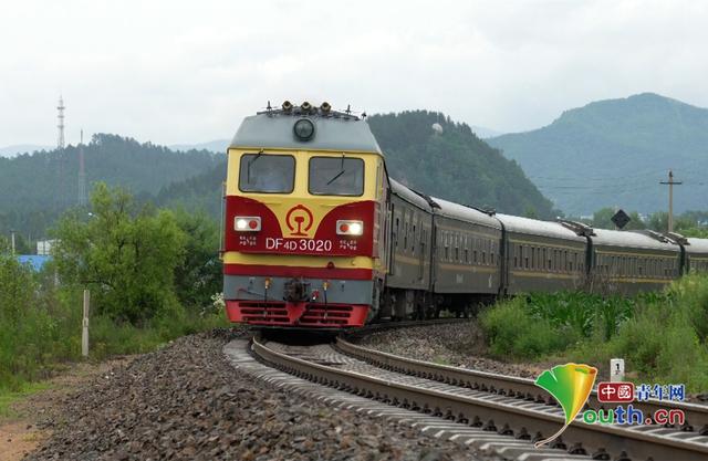 抚远开往哈尔滨的K7066次列车驶过福前铁路。中国铁路哈尔滨局集团有限公司供图