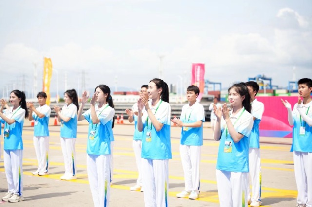 宁波职业技术学院学生志愿者为宁波站亚运会火炬传递提供志愿服务