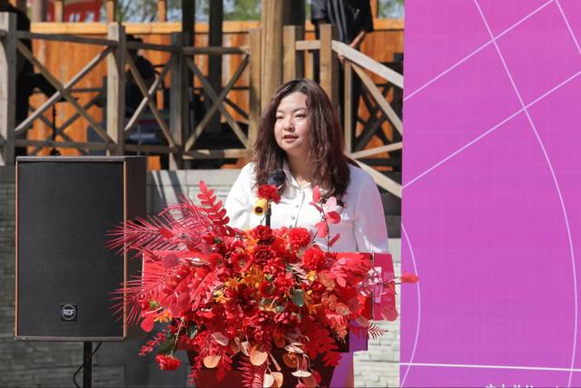 宋庄镇党委委员、组织委员陈洁介绍艺术节内容。 受访者供图