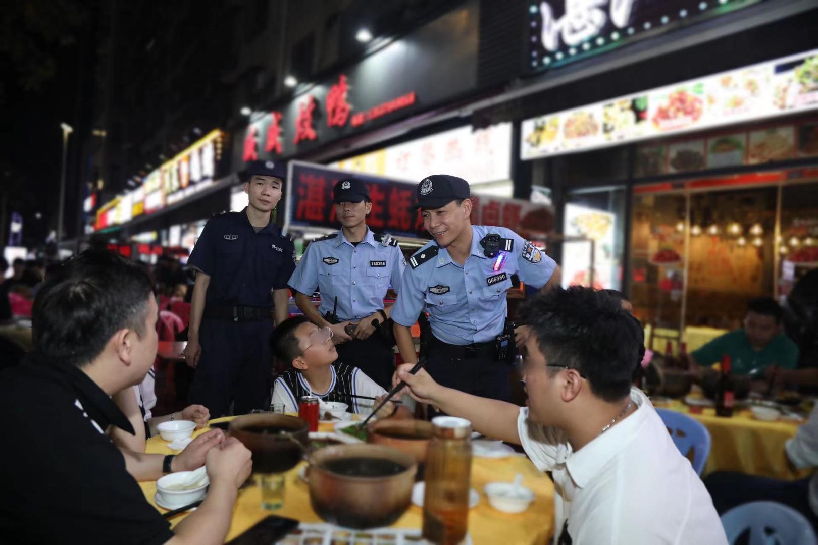 （民警向市民宣传反诈、安全防范知识）