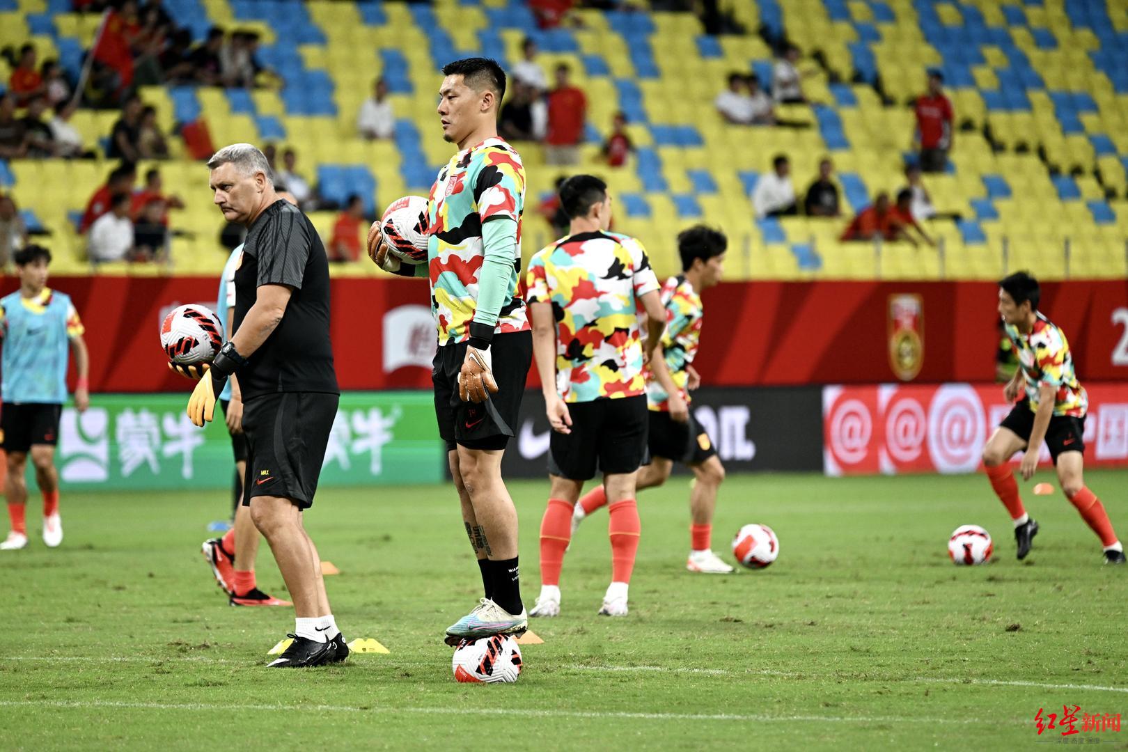 国足0比1兵败凤凰山苦命的球迷今晚又被虐了一遍