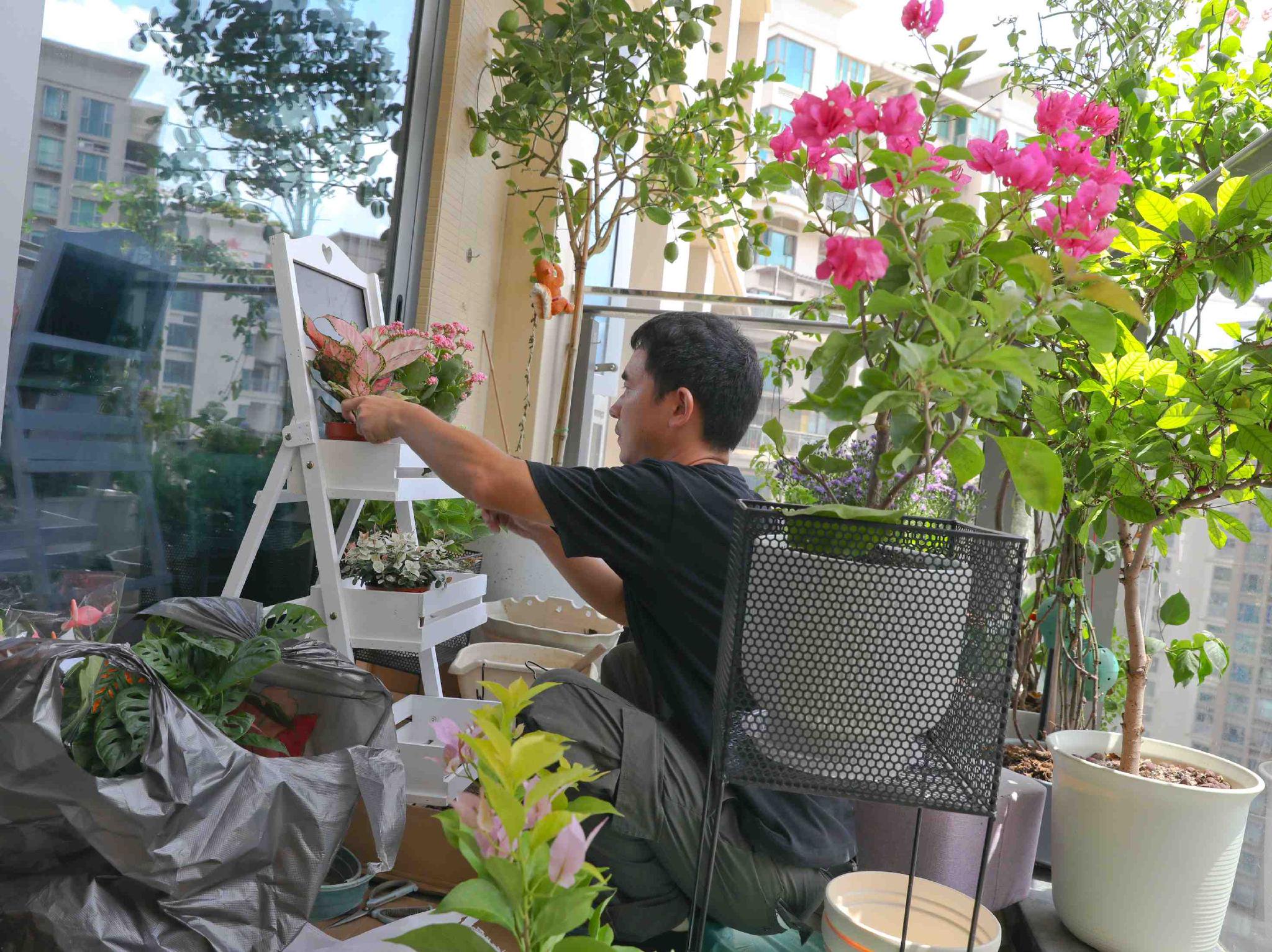 园艺工人正在施工改造.