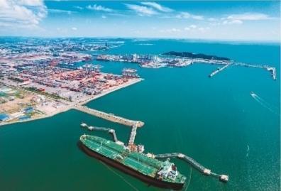 锦州港运输航线通达国内外许多重要港口与城市。 本报记者　崔　治 摄
