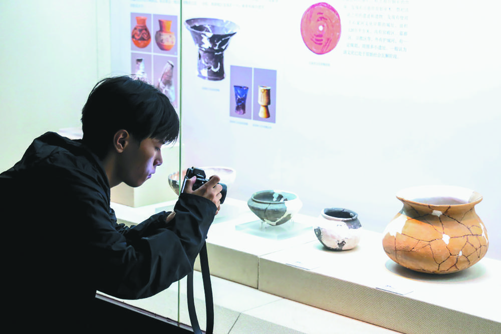 9月11日,采访团正在参观云阳县博物馆.