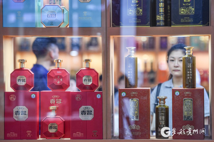 市民在酒博会展馆内观展