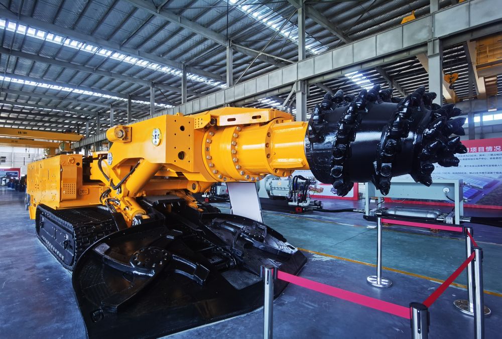 上海创力榆林煤机装备制造一期项目厂房内展示的一台悬臂式掘进机.