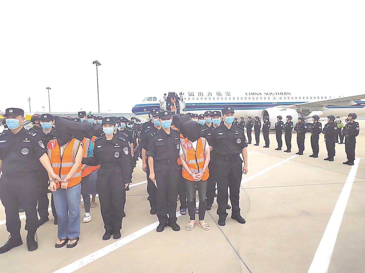 我省公安机关将54名滞留老挝电信网络诈骗犯罪嫌疑人押解回国