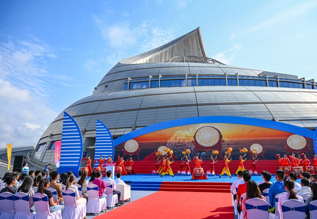 这是杭州亚运会火炬传递宁波站起跑仪式现场(9月12日摄).