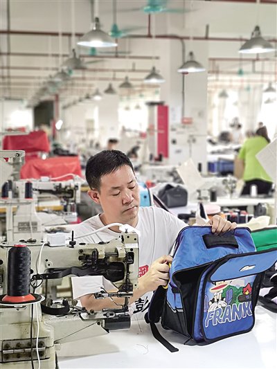 广州市花都区狮岭镇一皮具企业生产车间工人在忙碌中 南方工报全媒体