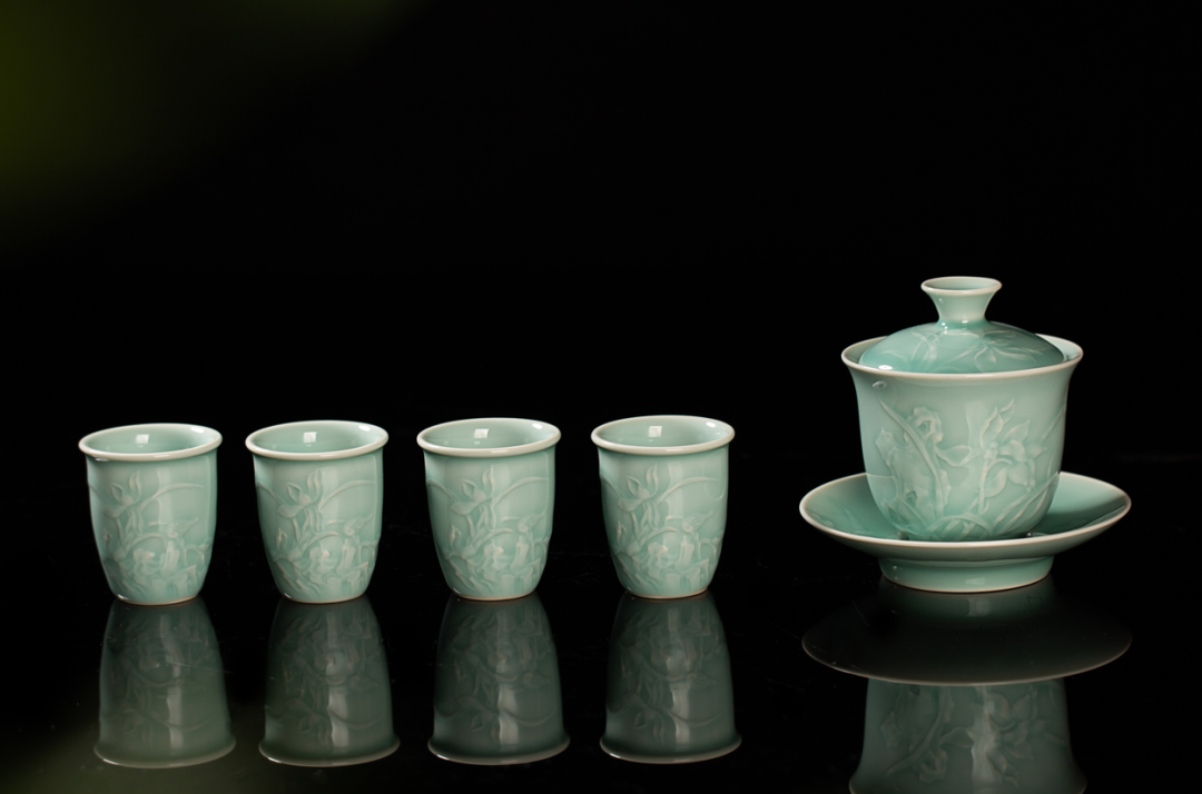雷慧仙老师设计的这套茶器,以"花中君子"兰花为灵感,兰花清丽却不寡淡