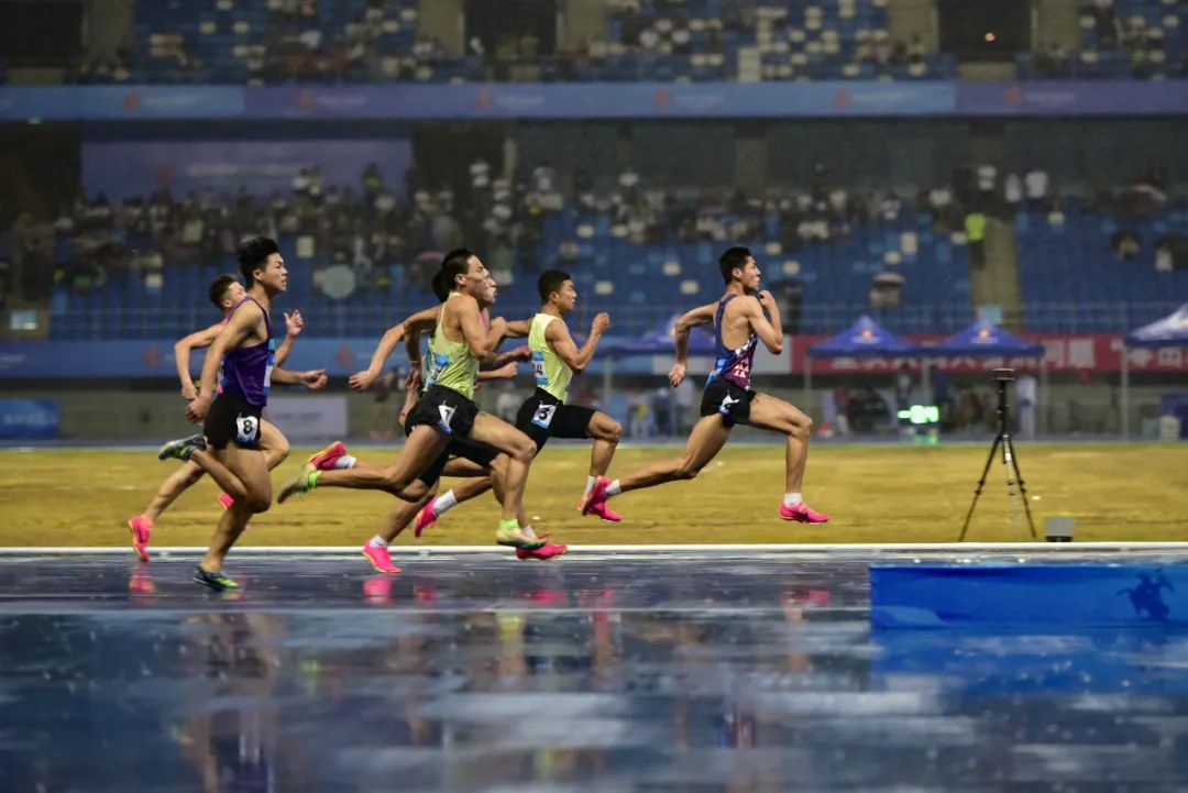 图为男子100米比赛现场.