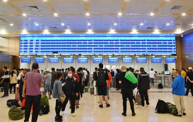 旅客在北京站售票大厅内排队办理票务业务.新京报记者 王贵彬 摄