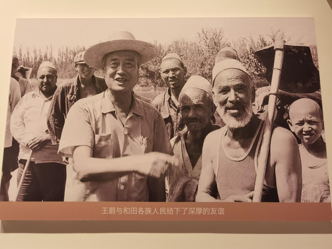 王蔚同志纪念馆里展出的王蔚生前照片.曹美丹供图