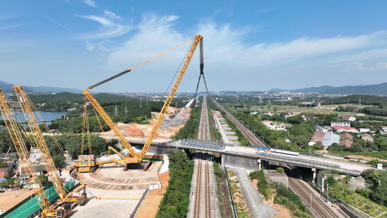 中铁三局首次成功拆除上跨高速铁路千吨连续梁
