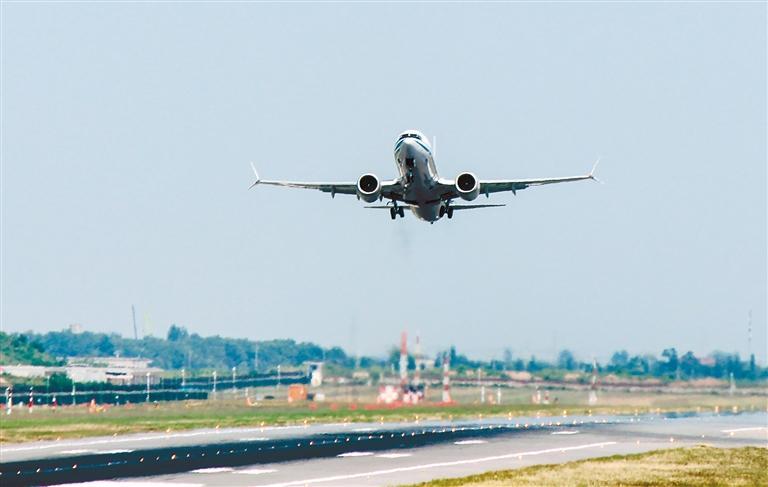 西安-迪拜客机从西安咸阳国际机场起飞 (8月30日摄) 记者 王健 摄