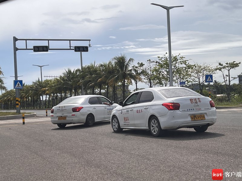 海口江东大道洋上村路段,多所驾校的教练车扎堆在此供学员练习科目