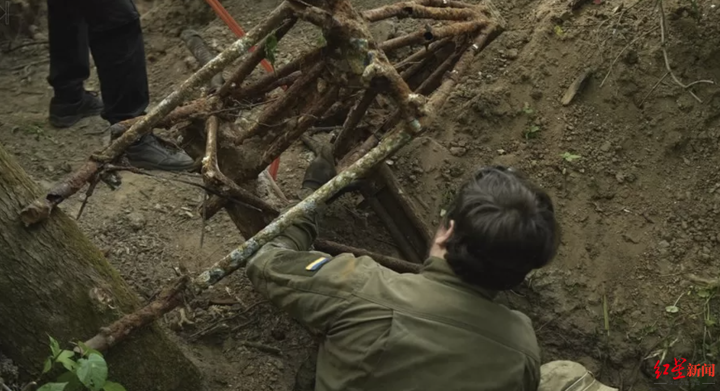▲在基辅旁的树林里发现二战时期英国战斗机的残骸