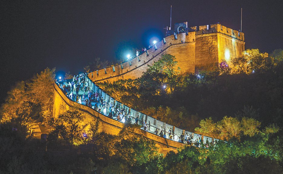 八达岭长城夜景"路从此分,四通八达,故名八达岭,是关山最高者.