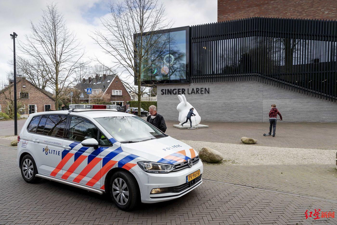 ▲荷兰警方在窃案发生后勘察现场