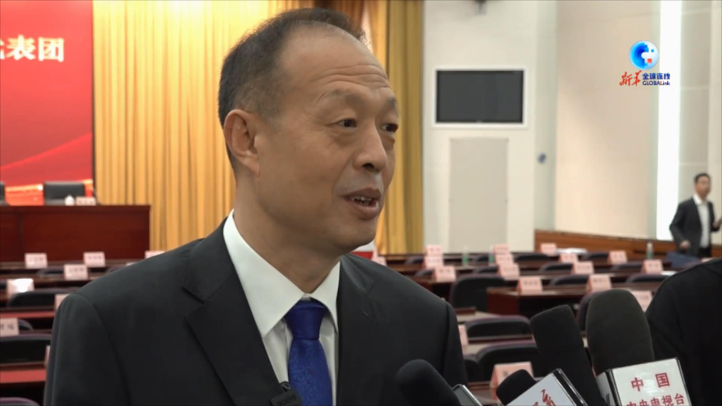 图为张新接受媒体采访