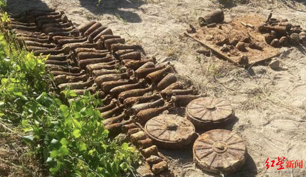 ▲发现地下埋有82枚迫击炮弹、3枚反坦克地雷和8枚手榴弹