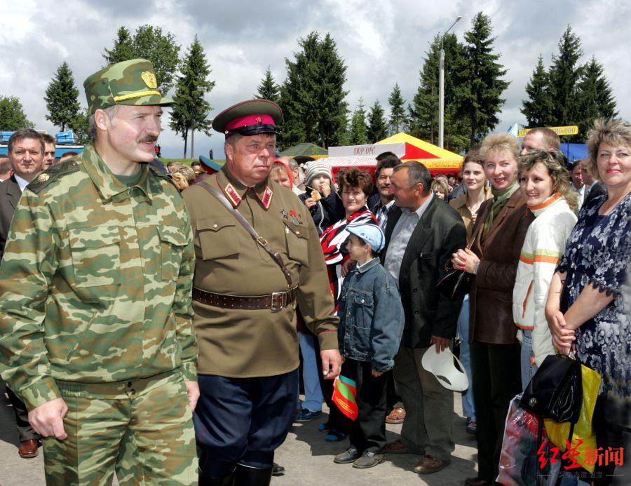 ▲卢卡申科（左）和亚历山大·米亚特拉（右）在“斯大林防线”参观 资料图