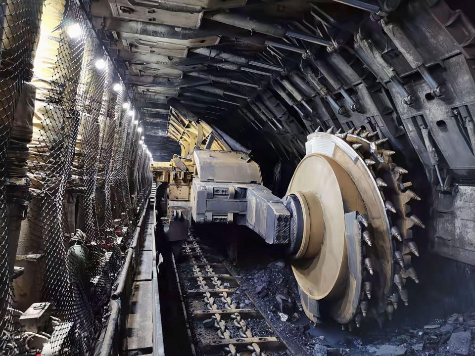 陕煤小保当矿业公司一号煤矿大采高综采工作面 (受访单位供图)(科技