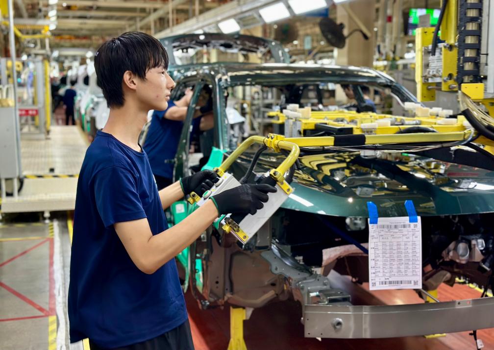 &nbsp;  9月9日,宝鸡吉利汽车有限公司工人正在装配车间工作.
