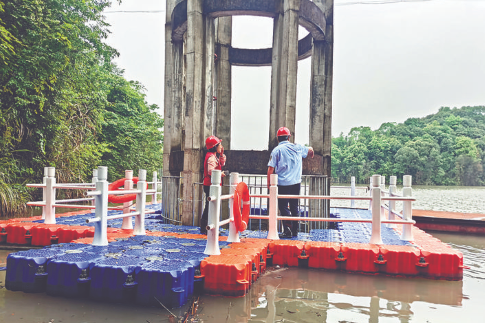 执法人员检查某企业尾矿库排水井