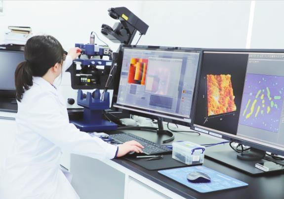 大连理工大学实验人员蔡蕊使用原子力显微镜进行蛋白聚集纳米级3D成像。本报记者 孔爱群 摄