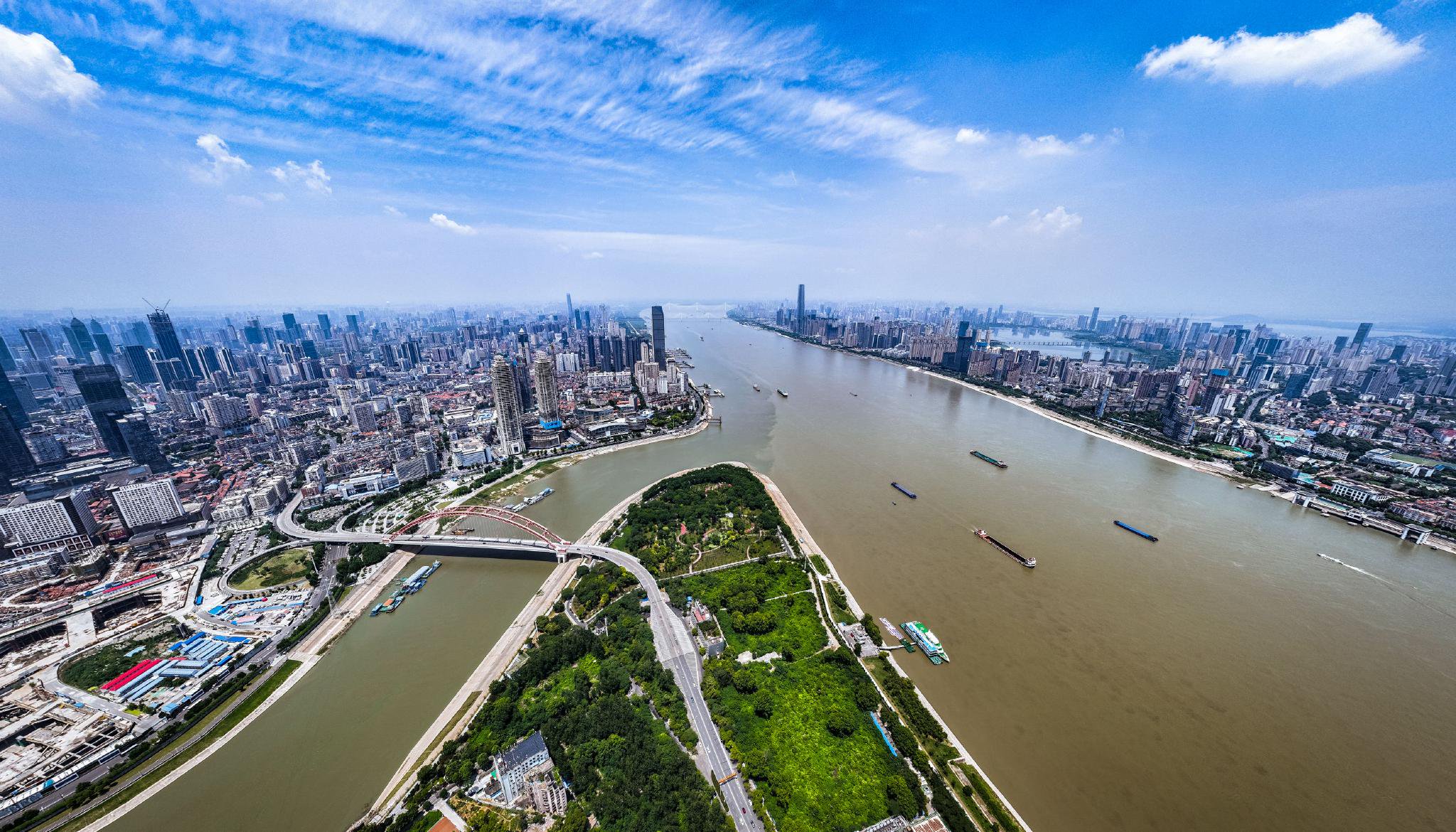 6月14日拍摄的武汉市两江四岸(无人机拼接照片).新华社记者 伍志尊 摄