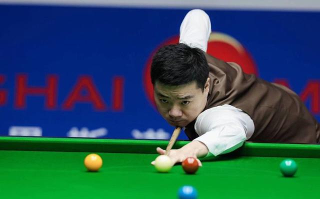 丁俊晖在比赛中.图片来自斯诺克上海大师赛官方社交媒体账号