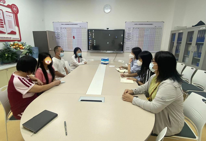 党委办公室医学人文部与街道工作人员开会商讨援助方案