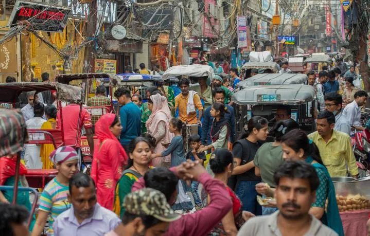 4月26日，人们聚集在印度新德里的一处市场。新华社发（贾韦德·达尔摄）