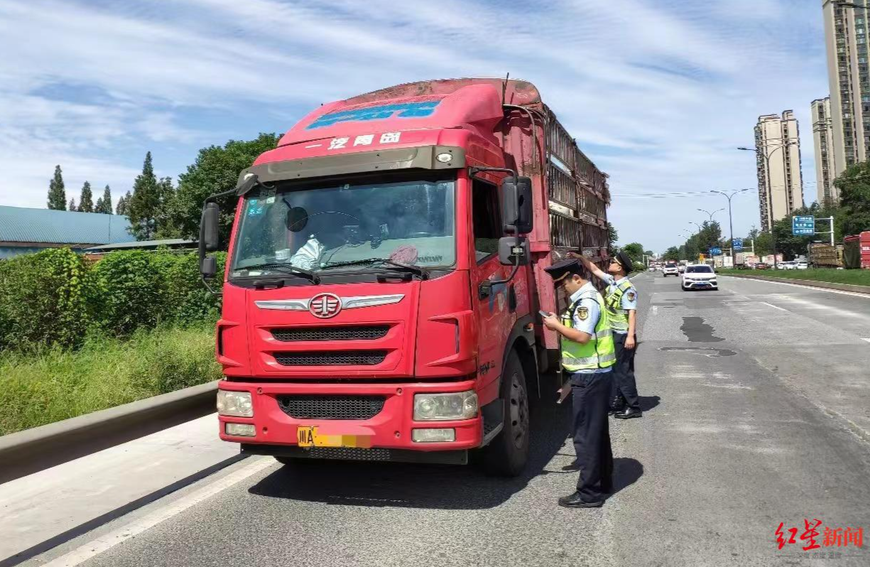 川a籍红色大货车