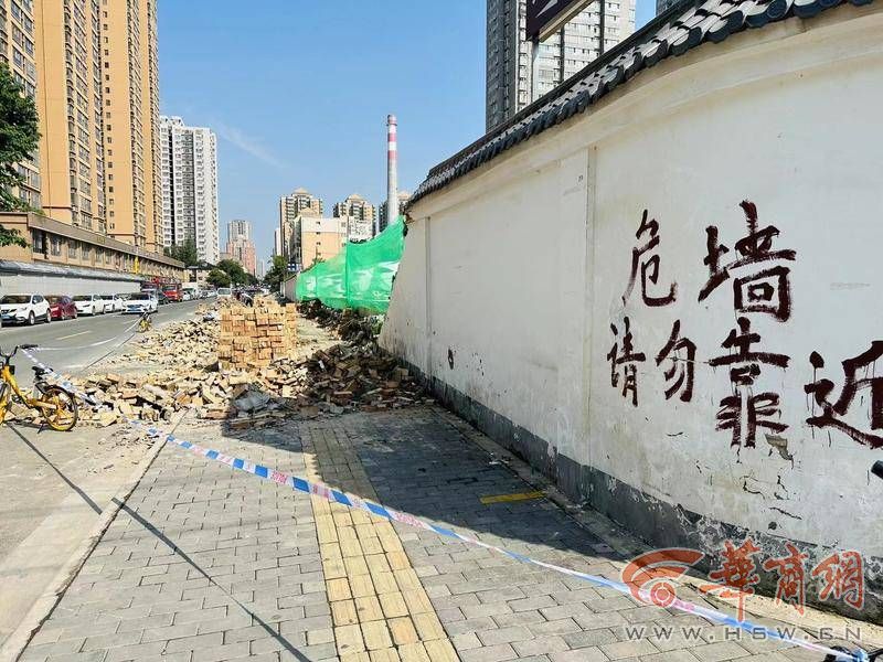 暴雨中临街围墙倒塌 砸伤多辆车 谁来担责|停车场_新浪财经_新浪网
