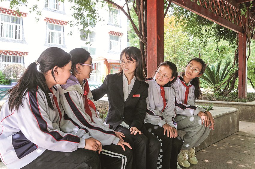 图为张春老师与学生们谈心