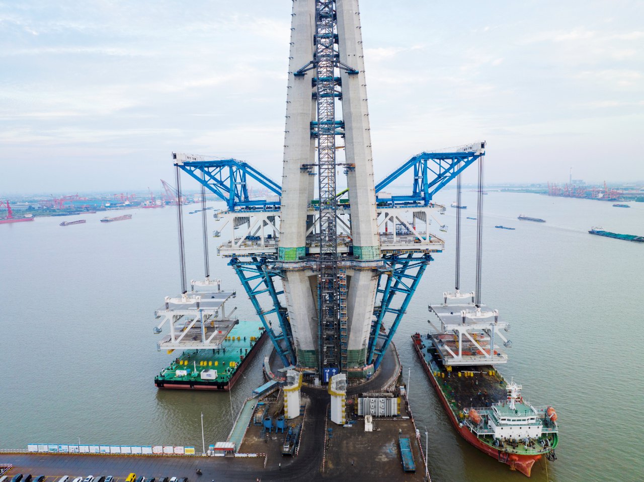 全球最大桥面吊机投入常泰长江大桥建设|吊机_新浪财经_新浪网