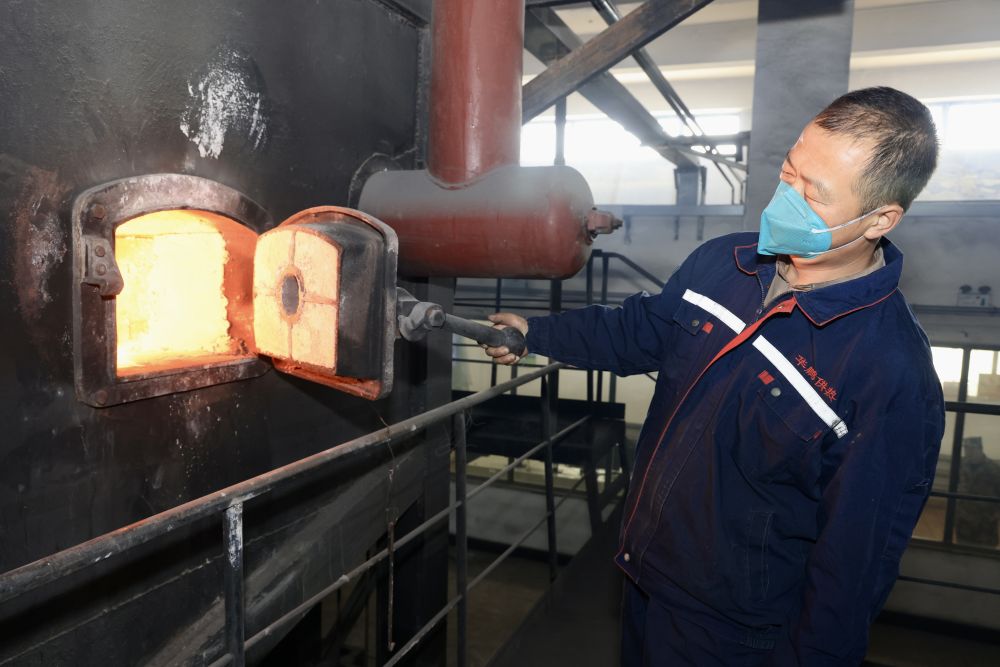 9月14日,工人在锅炉房内作业.(漠河市委宣传部供图)