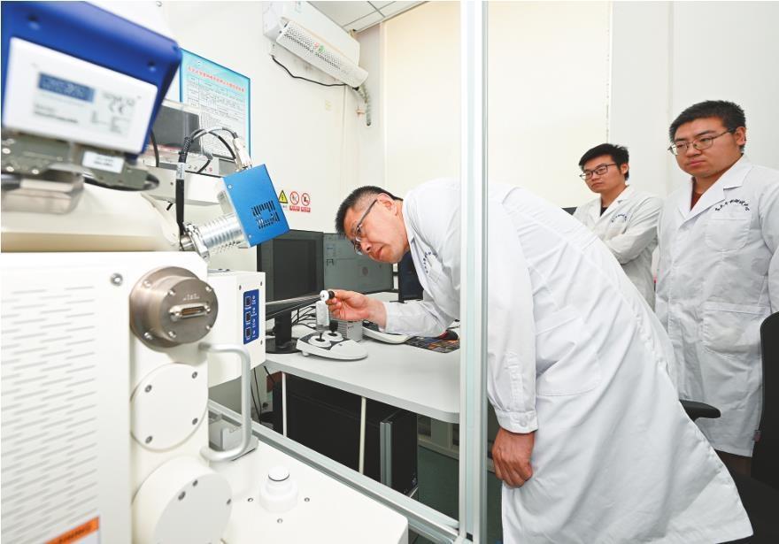 在东北大学分析测试中心，孙永辉老师正培训学生使用大型科学仪器。本报记者 查金辉 摄