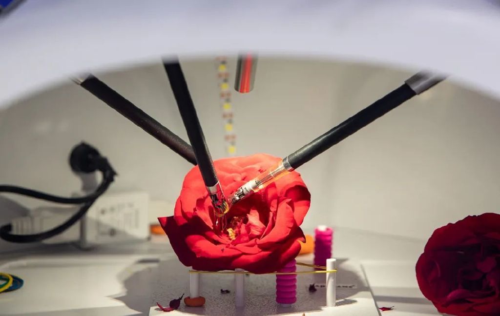 2022世界人工智能大会上展示的上海微创医疗公司图迈腔镜手术机器人。
