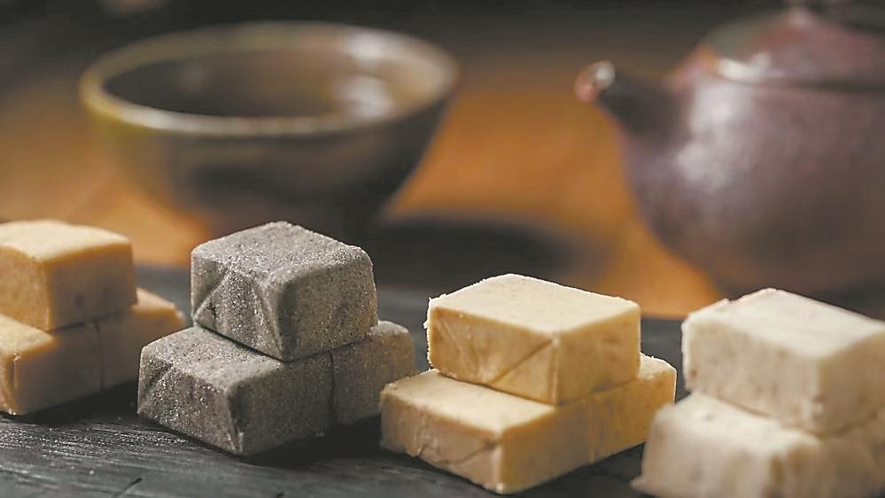 不同口味的东美香脯糕(资料图片)孩子们在佳庆东美糕技艺研习馆里学习