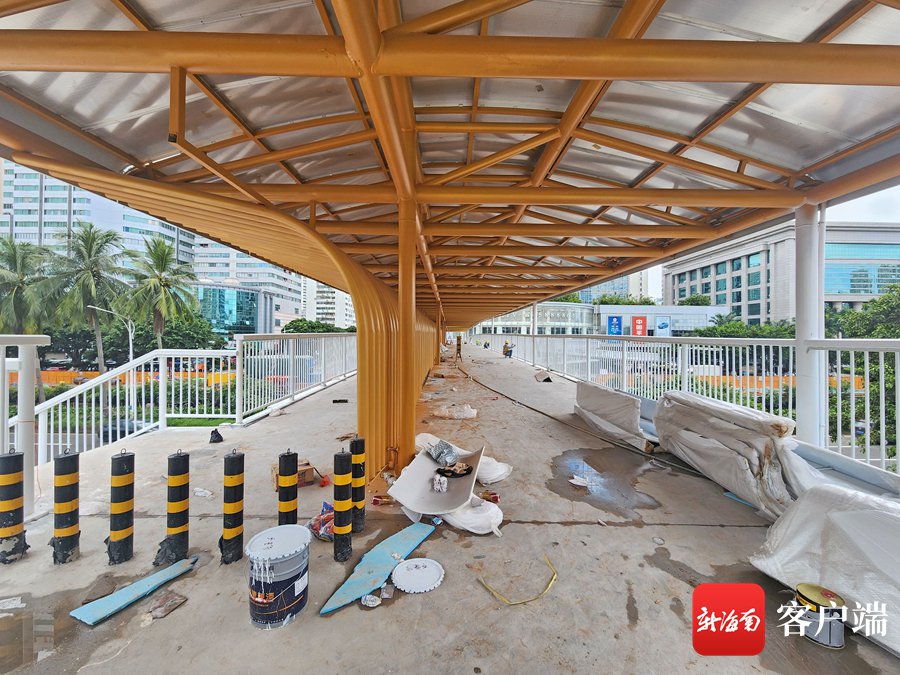 天桥行人步行阶梯和电动车分流.记者 汪承贤 摄