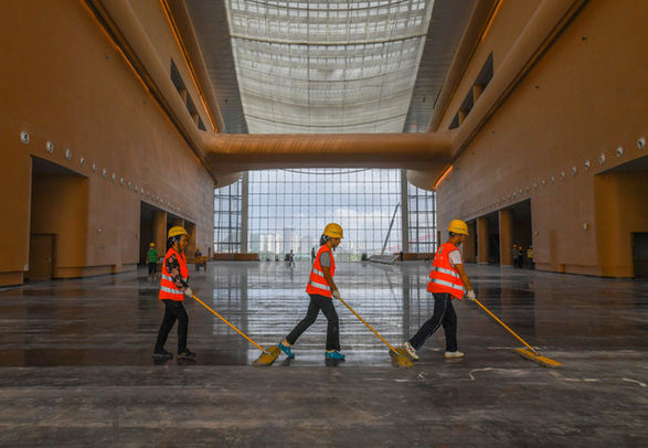 中国能建城市发展公司施工人员在南沙国际金融论坛（IFF）永久会址内部进行交付前的清洁工作。新华社记者 刘大伟摄