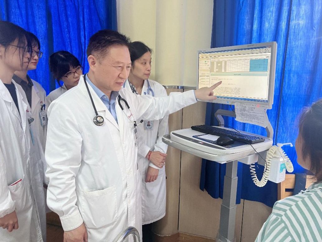 复旦大学附属中山医院李小英、陈颖团队，在病房与患者交流。