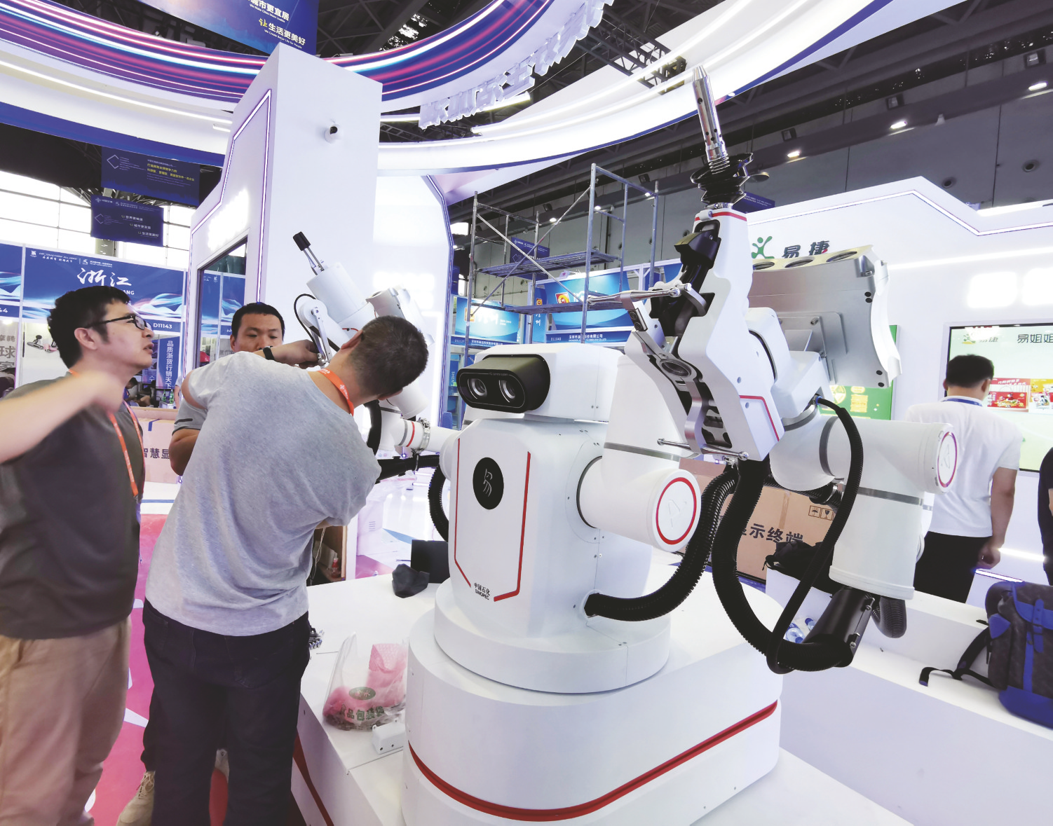 &nbsp;&nbsp;&nbsp;&nbsp;▲中国石化销售股份有限公司的加油机器人