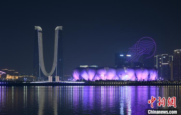 杭州奥体中心体育场"大莲花"亮灯.王刚 摄