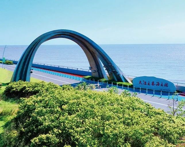 启东圆陀角风景区标志性景观江之委海之端.摄影/潘杨